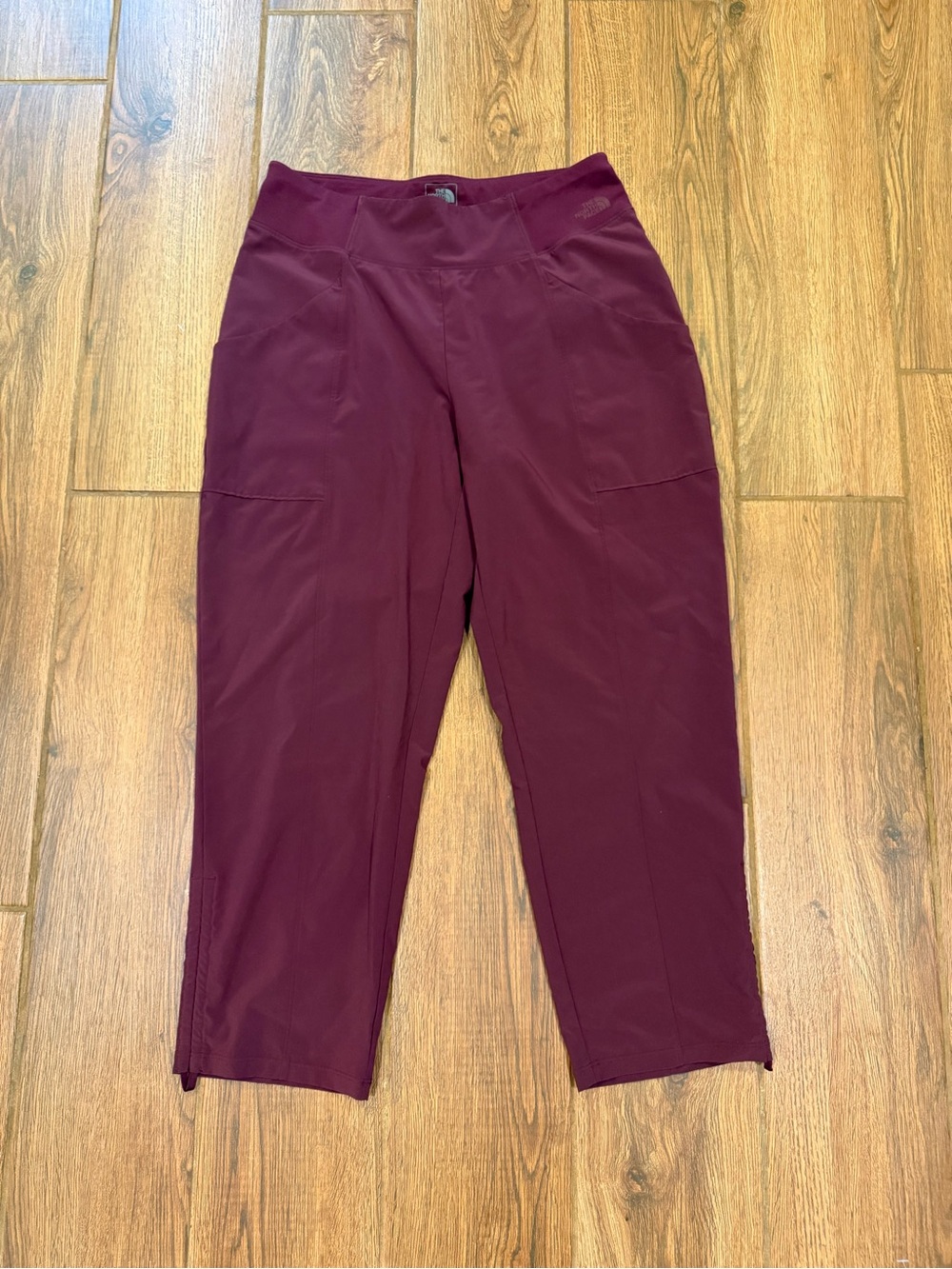 The North Face Women's Cropped Leggings in Burgundy Pockets Size S